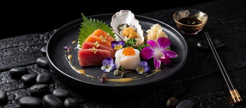 Sashimi av tonfisk, lax och pilgrimsmussla