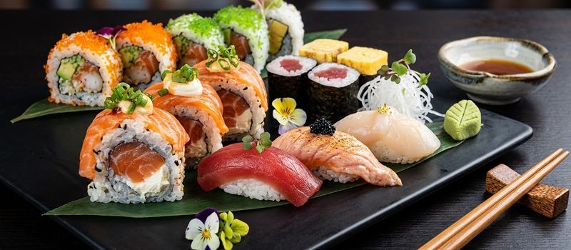 Sushi mix med lax, räka och maki