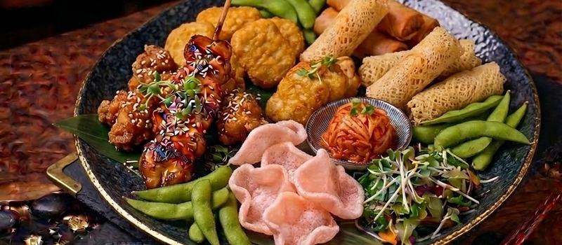 Förrätter: yakitori, vårrullar, gyoza, edamame och räkchips
